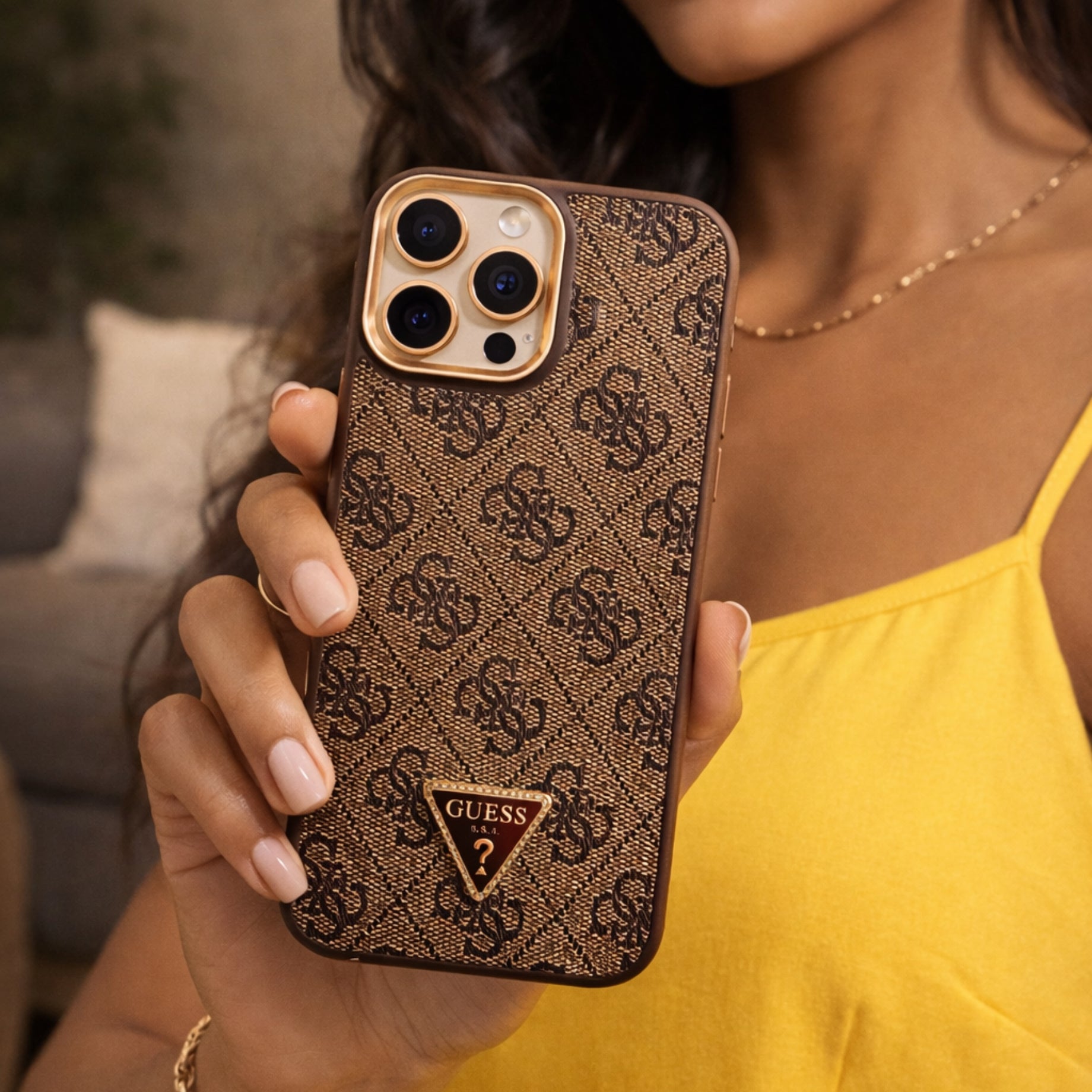 Protector iPhone 16 Pro max GUESS Triangle Cafe