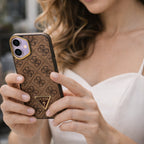Protector IPhone 17 Guess Metal Triangle Cafe