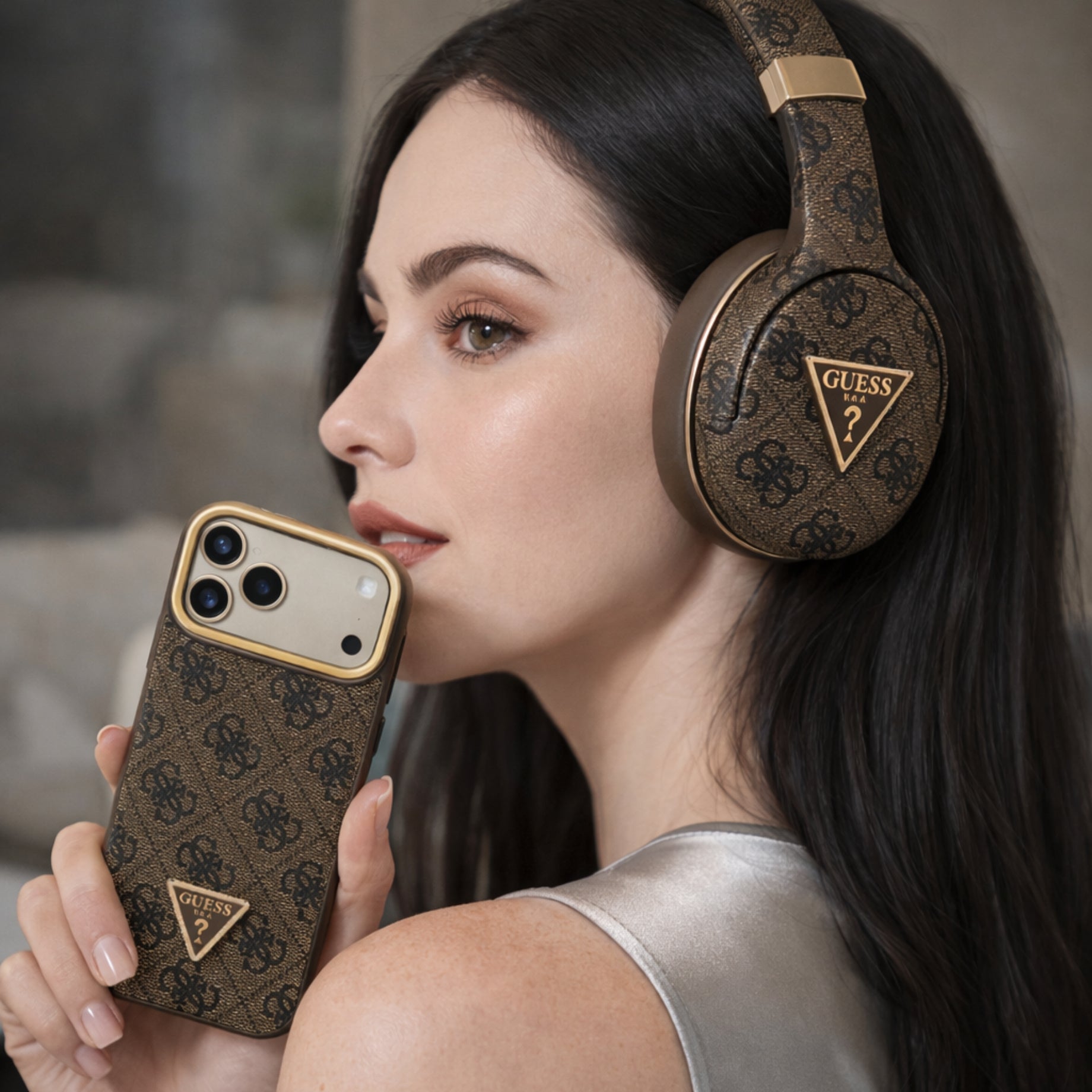 Protector iPhone 17 Pro GUESS Triangle Stand