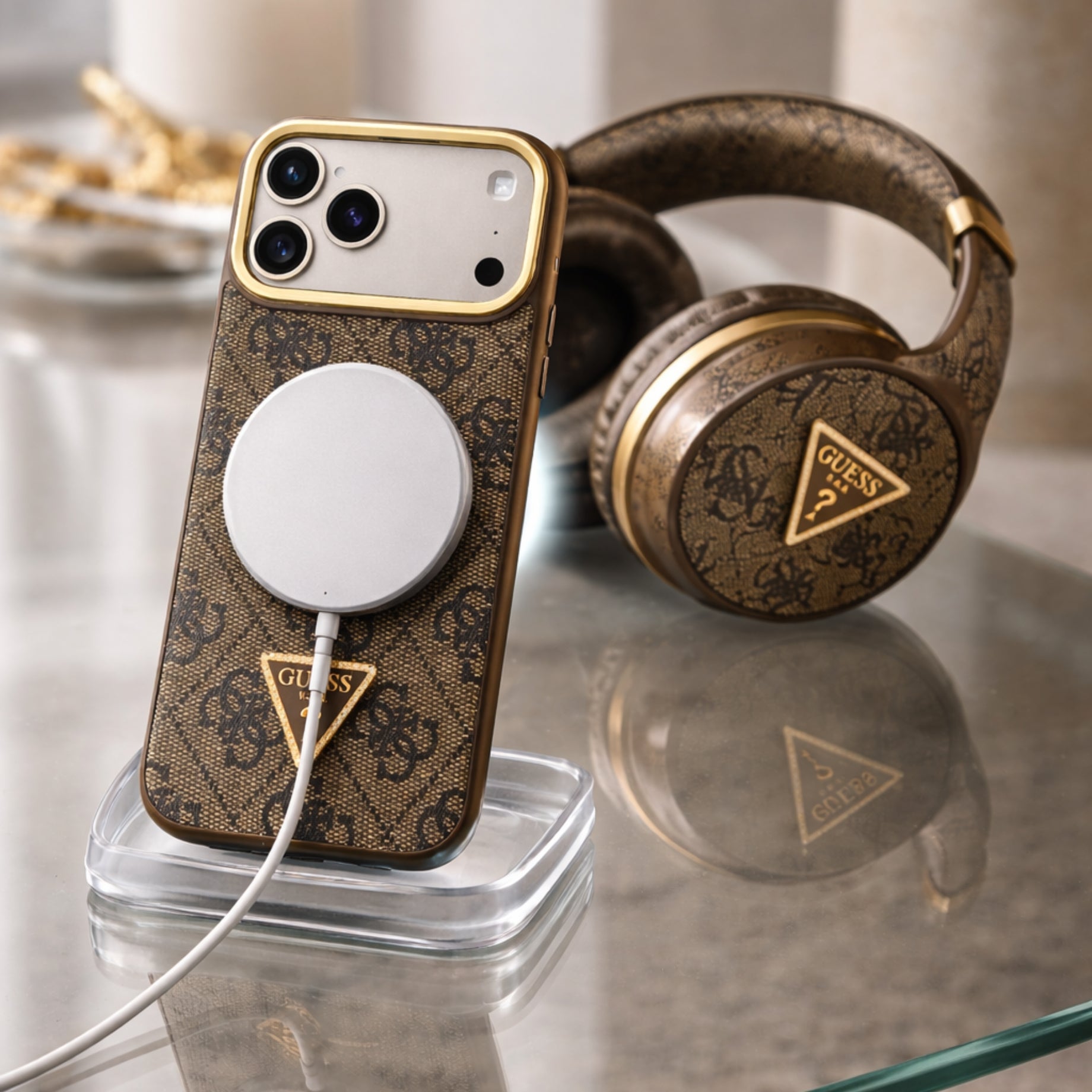 Protector iPhone 17 Pro GUESS Triangle Stand